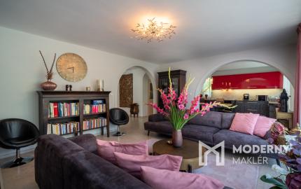 Na predaj rodinný dom s bazénom a saunou v Rohovciach