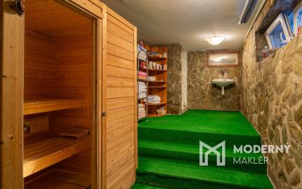 Na predaj rodinný dom s bazénom a saunou v Rohovciach