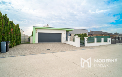 Na predaj priestranný 4-izbový rodinný dom s dvojgarážou v obci Báč