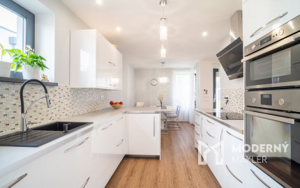 Na predaj priestranný 4-izbový rodinný dom s dvojgarážou v obci Báč