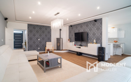 Na predaj priestranný 4-izbový rodinný dom s dvojgarážou v obci Báč