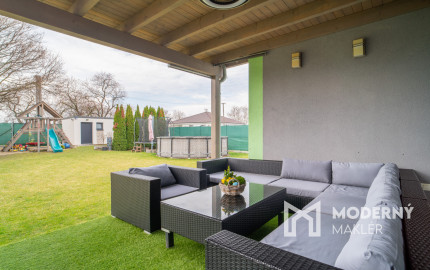 Na predaj priestranný 4-izbový rodinný dom s dvojgarážou v obci Báč