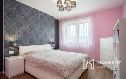 Na predaj priestranný 4-izbový rodinný dom s dvojgarážou v obci Báč