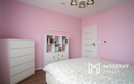 Na predaj priestranný 4-izbový rodinný dom s dvojgarážou v obci Báč