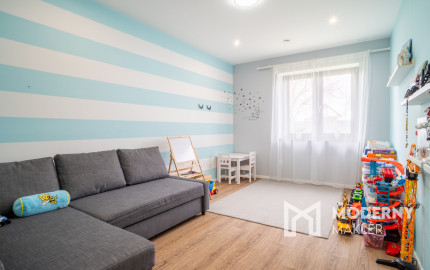 Na predaj priestranný 4-izbový rodinný dom s dvojgarážou v obci Báč