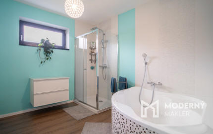 Na predaj priestranný 4-izbový rodinný dom s dvojgarážou v obci Báč