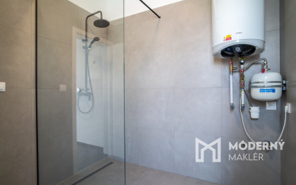 Na prenájom jedno podlažie polyfunkcie na Zavarskej ulici v Trnave