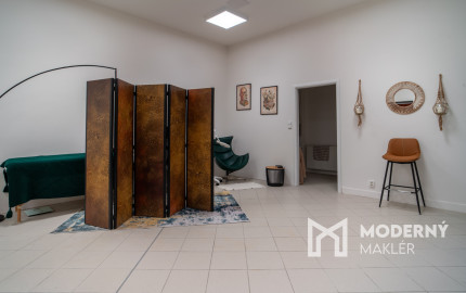 Na prenájom obchodný priestor v centre mesta priamo pod Bratislavským hradom