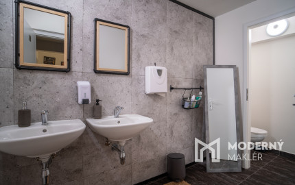 Na prenájom obchodný priestor v centre mesta priamo pod Bratislavským hradom