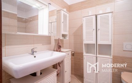 Na predaj dom so vstupom do súkromného jazera v Hrubej Borši