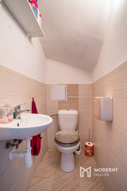 Na predaj dom so vstupom do súkromného jazera v Hrubej Borši