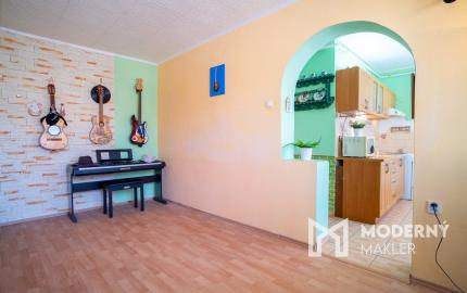 Na predaj zariadený 2-izbový byt s 2 balkónmi a pivnicou v meste Šaštín-Stráže