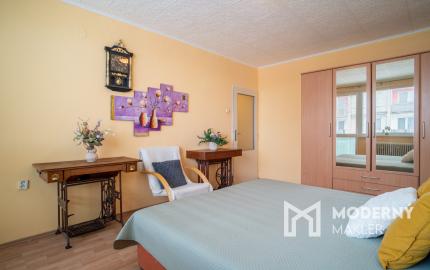 Na predaj zariadený 2-izbový byt s 2 balkónmi a pivnicou v meste Šaštín-Stráže