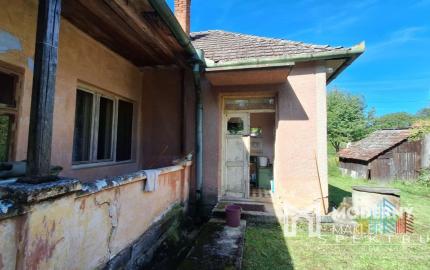 REZERVOVANÉ..Na predaj rodinný 2-izbový domček v pôvodnom stave – Zlatníky, okr. Bánovce nad Bebravou, pozemok 1200 m², tichá ulica, krásne prostredie