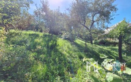 REZERVOVANÉ..Na predaj rodinný 2-izbový domček v pôvodnom stave – Zlatníky, okr. Bánovce nad Bebravou, pozemok 1200 m², tichá ulica, krásne prostredie