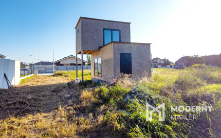 Na predaj stavebný pozemok s rozostavaným drevodomom v obci Lehnice - Sása