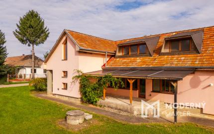 Na predaj priestranný rodinný dom s veľkým pozemkom v Loku pri Leviciach