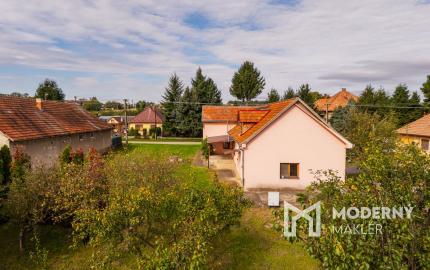 Na predaj priestranný rodinný dom s veľkým pozemkom v Loku pri Leviciach