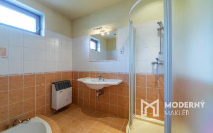 Na predaj priestranný rodinný dom s veľkým pozemkom v Loku pri Leviciach