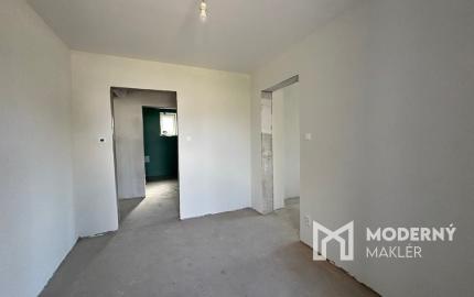 PREDAJ -Exkluzívna ponuka  3i RD - kompletná rekonštrukcia, terasa, pozemok 450m2 - Bánovcen/B / Biskupice