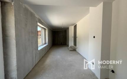 PREDAJ -Exkluzívna ponuka  3i RD - kompletná rekonštrukcia, terasa, pozemok 450m2 - Bánovcen/B / Biskupice