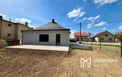 PREDAJ -Exkluzívna ponuka  3i RD - kompletná rekonštrukcia, terasa, pozemok 450m2 - Bánovcen/B / Biskupice