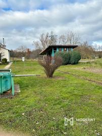 Exkluzívne na predaj  záhrada s chatkou v Bánovciach n/B