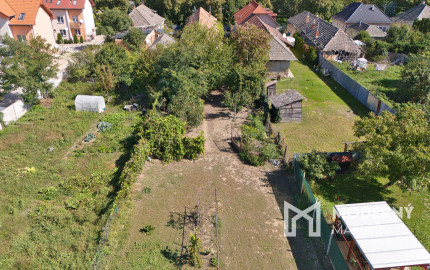 Na predaj pozemok so starším domom v obci Selice