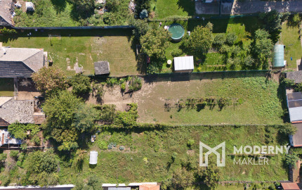 Na predaj pozemok so starším domom v obci Selice