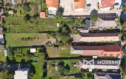 Na predaj pozemok so starším domom v obci Selice