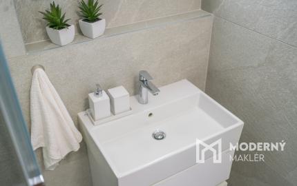 Na prenájom exkluzívny 2-izbový byt so šatníkom a panoramatickým výhľadom v projekte SKYPARK, Továrenská ulica