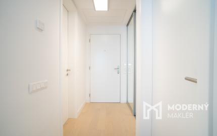 Na prenájom exkluzívny 2-izbový byt so šatníkom a panoramatickým výhľadom v projekte SKYPARK, Továrenská ulica