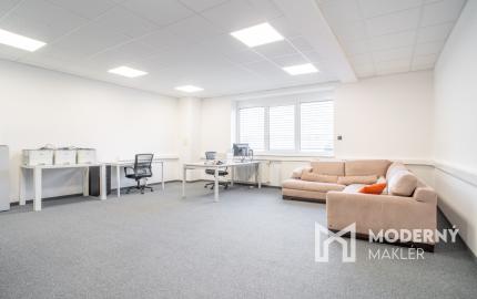 Na predaj priemyselný objekt s investičným potenciálom v Senci