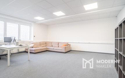 Na predaj priemyselný objekt s investičným potenciálom v Senci