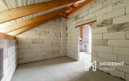 VÝRAZNE ZNÍŽENÁ CENA - Na predaj rozostavaný rodinný dom s veľkým pozemkom vo Vyšnom Kelčove