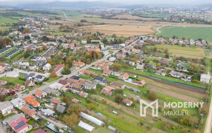 Na predaj rodinný dom so slnečným pozemkom-Veľké Chlievany