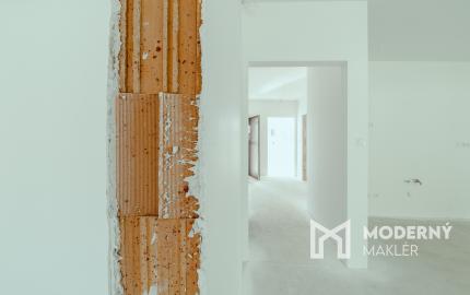 Na predaj skolaudovaný výnimočný 3-izbový byt v rodinnom dome vo Veľkom Orvišti