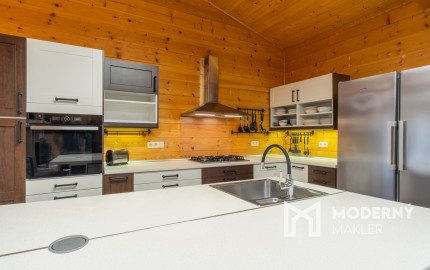 Na predaj dom snov–rodinné sídlo s jazierkom na kúpanie a panoramatickým výhľadom na Vysoké Tatry