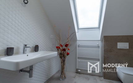 REZERVOVANÉ: Na predaj priestranný rodinný dom v pokojnej lokalite Hôrka