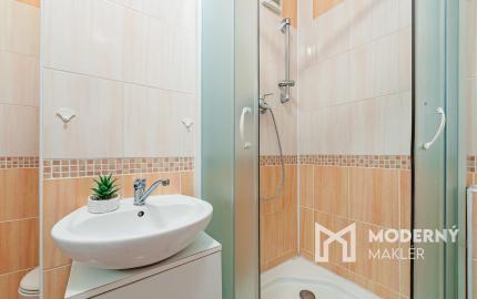 Na predaj čiastočne zariadená garsónka v Seredi