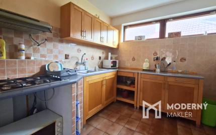 REZERVOVANÉ: Na prenájom viacgeneračný rodinný dom vo Veľkých Bieliciach