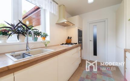 REZERVOVANÉ: Na predaj priestranný dom s veľkým pozemkom v Pobedime