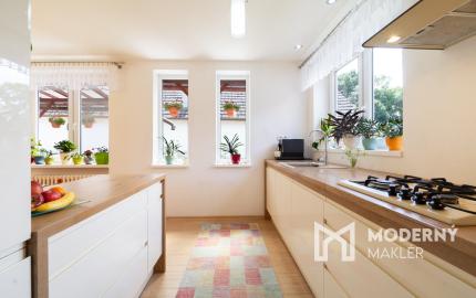 REZERVOVANÉ: Na predaj priestranný dom s veľkým pozemkom v Pobedime