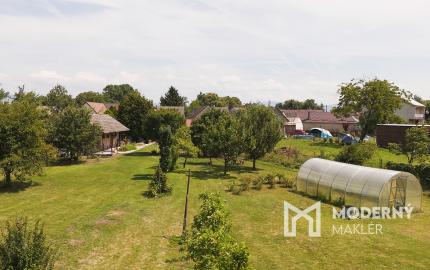 REZERVOVANÉ: Na predaj priestranný dom s veľkým pozemkom v Pobedime