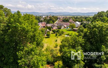 REZERVOVANÉ: Na predaj priestranný dom s veľkým pozemkom v Pobedime