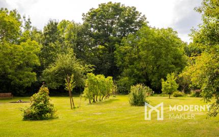 REZERVOVANÉ: Na predaj priestranný dom s veľkým pozemkom v Pobedime
