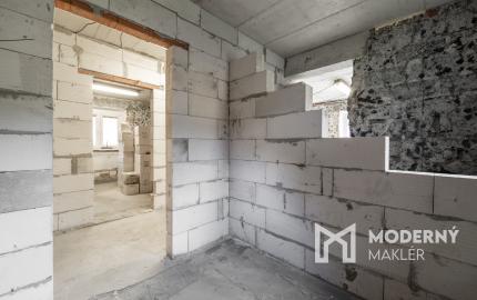 Rozostavaný dom na dokončenie podľa seba s veľkým pozemkom