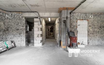 Rozostavaný dom na dokončenie podľa seba s veľkým pozemkom