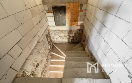 Rozostavaný dom na dokončenie podľa seba s veľkým pozemkom