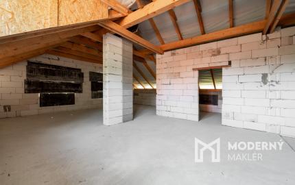 Rozostavaný dom na dokončenie podľa seba s veľkým pozemkom